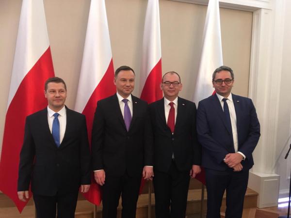 Zdjęcie Prezydenta RP Andrzeja Dudy z (od lewej) sędziami Piotrem Schabem, Przemysławem Radzikiem oraz Michałem Lasotą